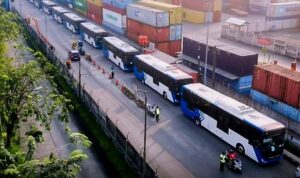 Doc. Deretan bus listrik merek Zhongtong milik Perum Damri tampak tersusun rapi saat proses distribusi dari kawasan pelabuhan di Jakarta. Sebanyak 70 unit bus listrik ini akan memperkuat layanan armada TransJakarta dan merupakan bagian dari rencana Damri menuju 200 unit bus listrik hingga akhir tahun 2025. (Sumber Foto Dokumentasi: Berita Satu).