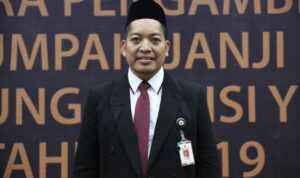 Doc. Ketua Komisi Yudisial (KY) Jawa Tengah, M. Farchan, saat memberikan imbauan terkait kebebasan pers dalam peliputan sidang terbuka di pengadilan. Dalam pernyataannya, Farchan menegaskan bahwa pelarangan terhadap wartawan meliput sidang terbuka, seperti yang terjadi di PN Batang, tidak sejalan dengan prinsip keterbukaan informasi dan peran strategis pers sebagai pilar keempat demokrasi. Ia juga mengingatkan bahwa Peraturan Mahkamah Agung (Perma) Nomor 5 Tahun 2020 tidak melarang pengambilan foto atau rekaman selama mendapat izin sebelum sidang dimulai. (Foto Dokumentasi: Sikidar).