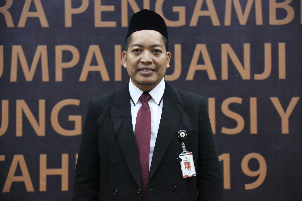Doc. Ketua Komisi Yudisial (KY) Jawa Tengah, M. Farchan, saat memberikan imbauan terkait kebebasan pers dalam peliputan sidang terbuka di pengadilan. Dalam pernyataannya, Farchan menegaskan bahwa pelarangan terhadap wartawan meliput sidang terbuka, seperti yang terjadi di PN Batang, tidak sejalan dengan prinsip keterbukaan informasi dan peran strategis pers sebagai pilar keempat demokrasi. Ia juga mengingatkan bahwa Peraturan Mahkamah Agung (Perma) Nomor 5 Tahun 2020 tidak melarang pengambilan foto atau rekaman selama mendapat izin sebelum sidang dimulai. (Foto Dokumentasi: Sikidar).