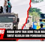 Doc. Sejumlah sopir truk melakukan aksi unjuk rasa dengan memarkirkan kendaraan mereka di badan jalan dan menaiki atap truk sambil membentangkan spanduk dalam aksi penolakan terhadap RUU Overdimension Overloading (RUU Odol), Rabu (19/6/2025). Aksi ini digelar serentak di berbagai wilayah untuk menuntut keadilan, pemberantasan pungli, serta revisi kebijakan lalu lintas yang dinilai merugikan sopir. (Foto: NR – kawanjarinews.com).