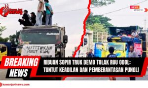 Doc. Sejumlah sopir truk melakukan aksi unjuk rasa dengan memarkirkan kendaraan mereka di badan jalan dan menaiki atap truk sambil membentangkan spanduk dalam aksi penolakan terhadap RUU Overdimension Overloading (RUU Odol), Rabu (19/6/2025). Aksi ini digelar serentak di berbagai wilayah untuk menuntut keadilan, pemberantasan pungli, serta revisi kebijakan lalu lintas yang dinilai merugikan sopir. (Foto: NR – kawanjarinews.com).