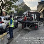 Doc. Sebuah kecelakaan lalu lintas di Jalan Tol Cawang-Pluit, Jakarta Selatan, pada 20 Juni 2025 pukul 06.52.56 WIB. Gambar menunjukkan sebuah mobil derek di lokasi kejadian, mengindikasikan adanya proses evakuasi kendaraan yang terlibat kecelakaan. Kemacetan lalu lintas terlihat di latar belakang. (Sumber Foto Dokumentasi: TMC Polda Metro Jaya / @TMCPoldaMetro).
