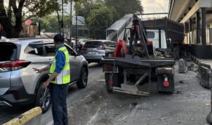 Doc. Sebuah kecelakaan lalu lintas di Jalan Tol Cawang-Pluit, Jakarta Selatan, pada 20 Juni 2025 pukul 06.52.56 WIB. Gambar menunjukkan sebuah mobil derek di lokasi kejadian, mengindikasikan adanya proses evakuasi kendaraan yang terlibat kecelakaan. Kemacetan lalu lintas terlihat di latar belakang. (Sumber Foto Dokumentasi: TMC Polda Metro Jaya / @TMCPoldaMetro).