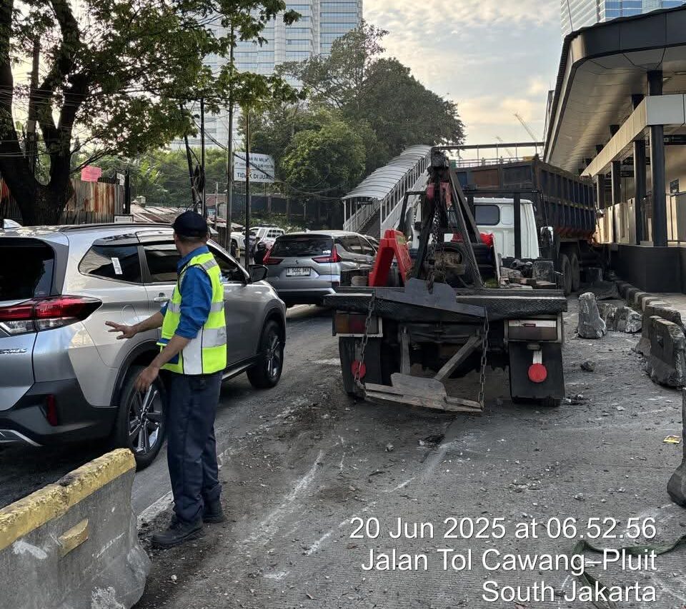 Doc. Sebuah kecelakaan lalu lintas di Jalan Tol Cawang-Pluit, Jakarta Selatan, pada 20 Juni 2025 pukul 06.52.56 WIB. Gambar menunjukkan sebuah mobil derek di lokasi kejadian, mengindikasikan adanya proses evakuasi kendaraan yang terlibat kecelakaan. Kemacetan lalu lintas terlihat di latar belakang. (Sumber Foto Dokumentasi: TMC Polda Metro Jaya / @TMCPoldaMetro).