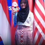 Doc. Shafira Devi Herfesa, pecatur muda asal Sleman, Yogyakarta, memperlihatkan medali kemenangannya usai meraih juara dalam Asian Zone 3.3 Chess Championship 2025 di Mongolia. Prestasi ini mengantarkannya lolos ke ajang bergengsi FIDE Women’s World Cup 2025 di Georgia. (Foto: PB Percasi)
