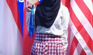 Doc. Shafira Devi Herfesa, pecatur muda asal Sleman, Yogyakarta, memperlihatkan medali kemenangannya usai meraih juara dalam Asian Zone 3.3 Chess Championship 2025 di Mongolia. Prestasi ini mengantarkannya lolos ke ajang bergengsi FIDE Women’s World Cup 2025 di Georgia. (Foto: PB Percasi)
