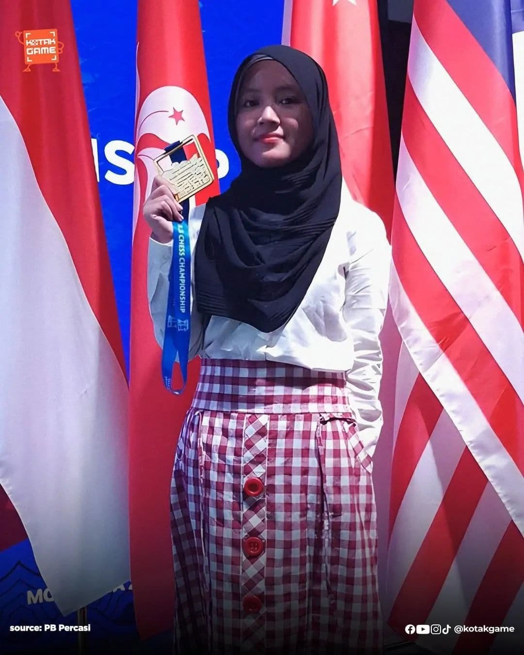 Doc. Shafira Devi Herfesa, pecatur muda asal Sleman, Yogyakarta, memperlihatkan medali kemenangannya usai meraih juara dalam Asian Zone 3.3 Chess Championship 2025 di Mongolia. Prestasi ini mengantarkannya lolos ke ajang bergengsi FIDE Women’s World Cup 2025 di Georgia. (Foto: PB Percasi)