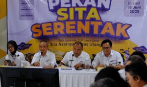 Doc. Sejumlah pejabat Direktorat Jenderal Pajak (DJP) tampak menghadiri konferensi pers “Pekan Sita Serentak” di Bekasi, 16 Juni 2025. Kegiatan ini merupakan upaya penyitaan aset terhadap penunggak pajak senilai Rp16,69 miliar yang digelar oleh DJP Jawa Barat I, II, dan III. (Sumber Foto: Bandung.bisnis.com).