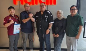 Doc. Ketua Umum FERADI WPI, Advokat Donny Andretti, S.H., S.Kom., M.Kom., C.Md., C.PFW., C.MDF. (tengah) dan Bendahara Umum III DPP FERADI WPI, David Yuwono, S.E., M.M., C.PFW., C.MDF. (kiri) berfoto bersama jajaran tim Ralali usai sesi konsultasi hukum di Kantor Pusat Ralali, Capital Cove Business Loft, BSD City, Tangerang Selatan, Banten. (Foto Dokumentasi: David).