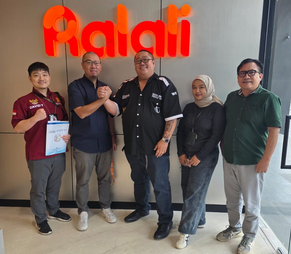 Doc. Ketua Umum FERADI WPI, Advokat Donny Andretti, S.H., S.Kom., M.Kom., C.Md., C.PFW., C.MDF. (tengah) dan Bendahara Umum III DPP FERADI WPI, David Yuwono, S.E., M.M., C.PFW., C.MDF. (kiri) berfoto bersama jajaran tim Ralali usai sesi konsultasi hukum di Kantor Pusat Ralali, Capital Cove Business Loft, BSD City, Tangerang Selatan, Banten. (Foto Dokumentasi: David).