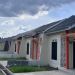 Doc. Deretan rumah tapak sederhana yang sedang dalam tahap akhir pembangunan di kawasan perumahan subsidi. Proyek ini menjadi representasi nyata dari dampak insentif PPN Ditanggung Pemerintah (PPN DTP) terhadap pertumbuhan sektor properti perumahan. Dengan desain seragam dan harga terjangkau, rumah-rumah ini ditujukan bagi masyarakat berpenghasilan rendah (MBR). Usulan perpanjangan insentif PPN DTP hingga Desember 2025 dinilai penting oleh pengembang untuk menjaga momentum pembangunan dan daya beli masyarakat, meskipun konsultan pajak mengingatkan perlunya evaluasi dan pembatasan insentif berdasarkan segmentasi pasar. (Foto Dokumentasi: Eko Wahyu).