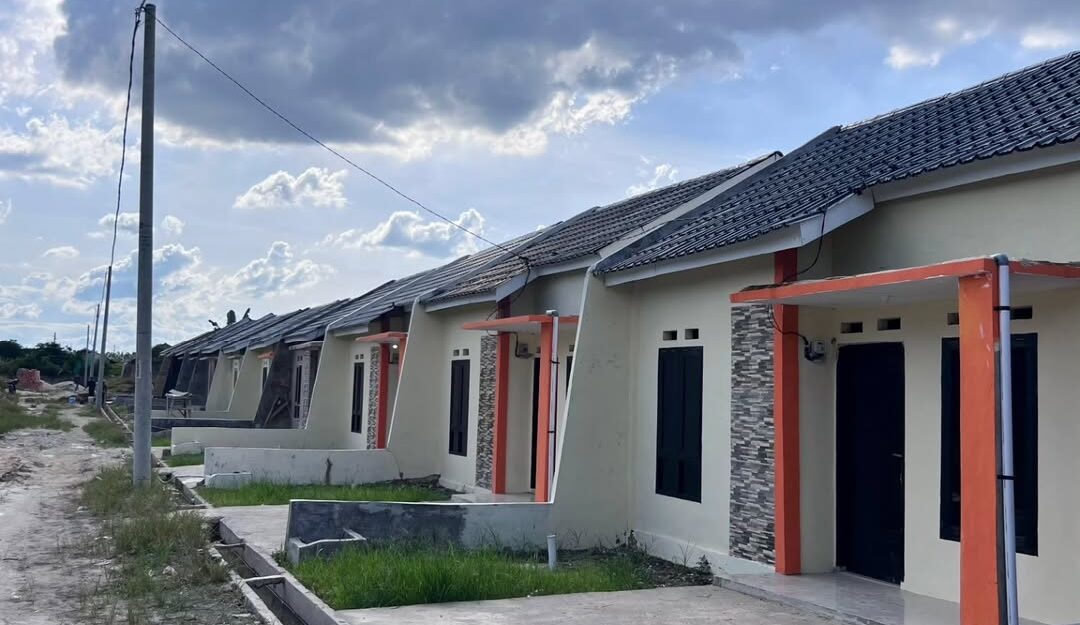 Doc. Deretan rumah tapak sederhana yang sedang dalam tahap akhir pembangunan di kawasan perumahan subsidi. Proyek ini menjadi representasi nyata dari dampak insentif PPN Ditanggung Pemerintah (PPN DTP) terhadap pertumbuhan sektor properti perumahan. Dengan desain seragam dan harga terjangkau, rumah-rumah ini ditujukan bagi masyarakat berpenghasilan rendah (MBR). Usulan perpanjangan insentif PPN DTP hingga Desember 2025 dinilai penting oleh pengembang untuk menjaga momentum pembangunan dan daya beli masyarakat, meskipun konsultan pajak mengingatkan perlunya evaluasi dan pembatasan insentif berdasarkan segmentasi pasar. (Foto Dokumentasi: Eko Wahyu).