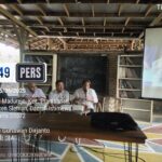 Doc. Peserta Bimbingan Teknis (Bimtek) Jurnalistik Kelompok Informasi Masyarakat (KIM) Kapanewon Prambanan menyimak pemaparan materi dari narasumber di Desa Wisata Pengklik, Madurejo, Prambanan, Sleman, Rabu (25/6/2025). Kegiatan ini merupakan kolaborasi antara Dinas Kominfo Sleman dan Kapanewon Prambanan dalam rangka meningkatkan kapasitas warga dalam penulisan berita serta produksi konten foto dan video jurnalistik. (Foto Dokumentasi: Filemon Gunwan-kawanjarinews.com).