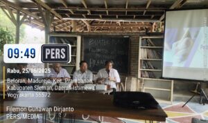 Doc. Peserta Bimbingan Teknis (Bimtek) Jurnalistik Kelompok Informasi Masyarakat (KIM) Kapanewon Prambanan menyimak pemaparan materi dari narasumber di Desa Wisata Pengklik, Madurejo, Prambanan, Sleman, Rabu (25/6/2025). Kegiatan ini merupakan kolaborasi antara Dinas Kominfo Sleman dan Kapanewon Prambanan dalam rangka meningkatkan kapasitas warga dalam penulisan berita serta produksi konten foto dan video jurnalistik. (Foto Dokumentasi: Filemon Gunwan-kawanjarinews.com).