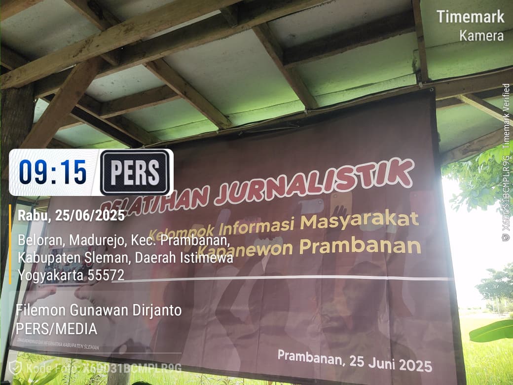 Doc. Spanduk kegiatan Bimtek Jurnalistik KIM Kapanewon Prambanan yang digelar di Desa Wisata Pengklik, Sleman, Rabu (25/6/2025). Pelatihan ini bertujuan memperkuat peran KIM sebagai mitra pemerintah desa dalam menyampaikan informasi publik secara profesional dan menarik melalui media digital. (Foto Dokumentasi: Filemon Gunwan-kawanjarinews.com).