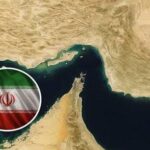 Doc. Ilustrasi peta kawasan Teluk Persia dengan sorotan pada Selat Hormuz dan bendera Iran, menggambarkan ketegangan geopolitik pasca keputusan parlemen Iran untuk menutup jalur strategis tersebut yang mengalirkan seperempat pasokan minyak dunia. (Sumber: New York Post).