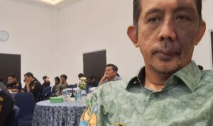 Doc. Yulianto Kiswocahyono, SE., SH., BKP, Konsultan Pajak sekaligus Wakil Ketua Komite Tetap Bidang Fiskal dan Moneter KADIN Jawa Timur, menyampaikan pandangannya di sela-sela acara yang diselenggarakan oleh KADIN Jawa Timur di Surabaya, Kamis (26/6/2025). Dalam forum ini, ia menyoroti pentingnya pendekatan yang lebih humanis dalam penegakan hukum pajak, menyusul aksi pemblokiran ribuan rekening penunggak pajak oleh DJP di wilayah Jawa Timur. (Foto Dokumentasi; Eko Wahyu).