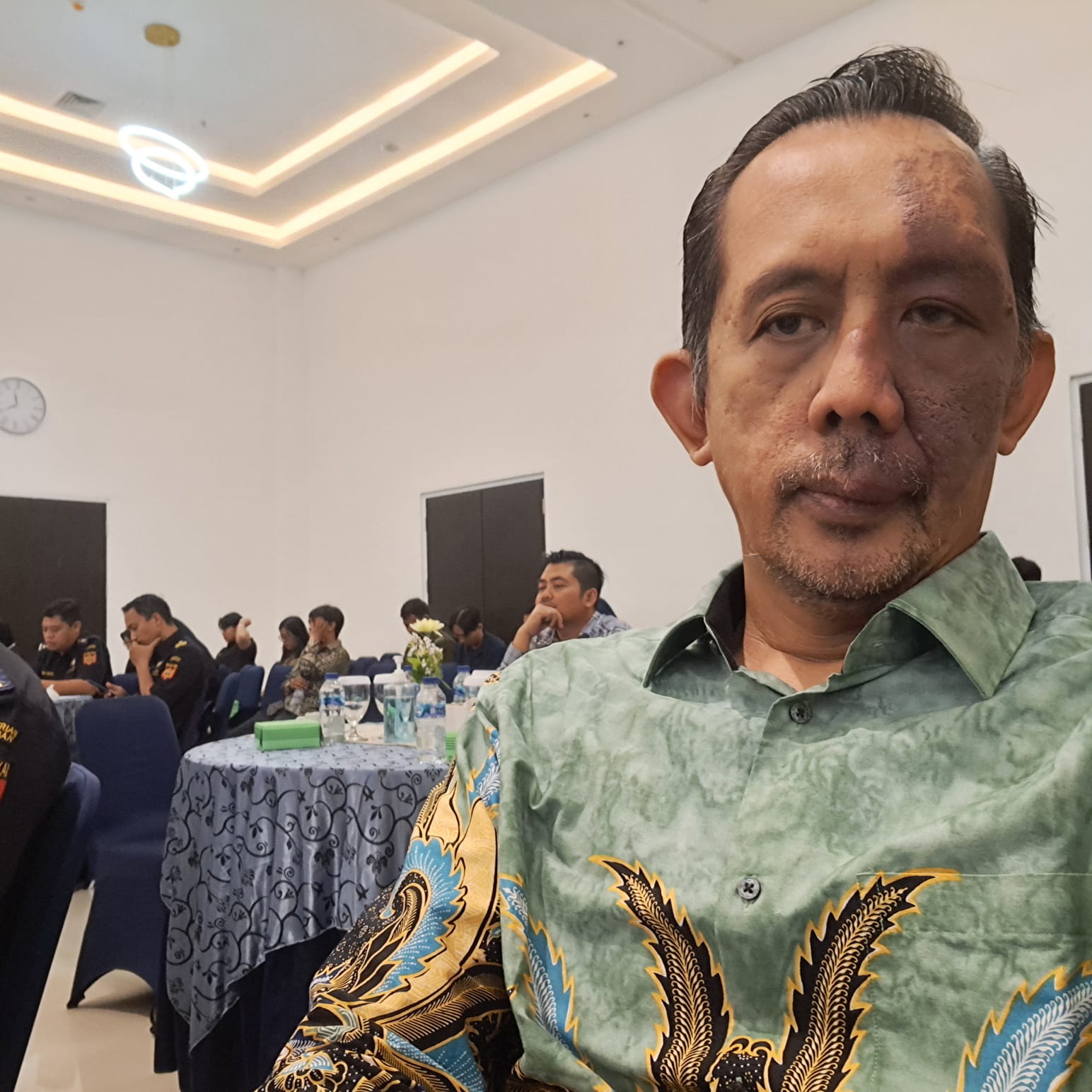 Doc. Yulianto Kiswocahyono, SE., SH., BKP, Konsultan Pajak sekaligus Wakil Ketua Komite Tetap Bidang Fiskal dan Moneter KADIN Jawa Timur, menyampaikan pandangannya di sela-sela acara yang diselenggarakan oleh KADIN Jawa Timur di Surabaya, Kamis (26/6/2025). Dalam forum ini, ia menyoroti pentingnya pendekatan yang lebih humanis dalam penegakan hukum pajak, menyusul aksi pemblokiran ribuan rekening penunggak pajak oleh DJP di wilayah Jawa Timur. (Foto Dokumentasi; Eko Wahyu).