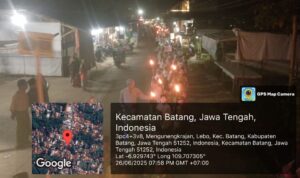 Doc. Ratusan warga Desa Lebo, Kecamatan Warungasem, Kabupaten Batang, mengikuti pawai ta'aruf menyambut 1 Muharram 1447 H dengan membawa obor menyusuri jalan desa pada Kamis malam (26/6/2025). Pawai yang digagas oleh IPNU dan IPPNU ini berlangsung meriah dan menggugah semangat kebersamaan warga lintas usia. (Foto Dokumentasi: Riskon).