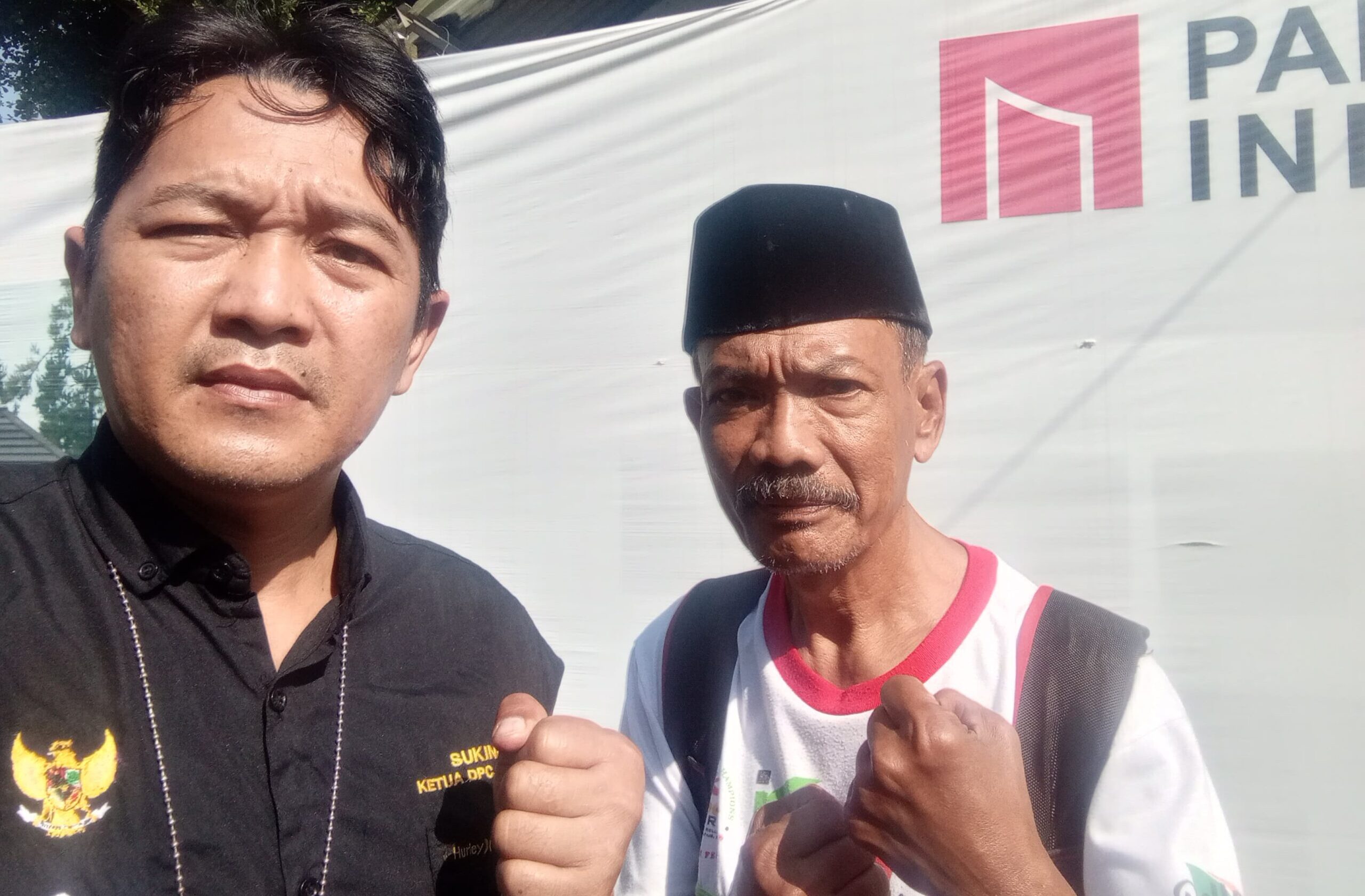 Doc. Ketua PBH FERADI WPI DPC Kota Semarang, Sukindar (kiri), bersama kliennya, Sutrisno (kanan), usai mendatangi kantor PT Pancanaka Green Semesta di kawasan Wates, Ngaliyan, Semarang, Kamis (26/6/2025), guna menindaklanjuti proses penagihan dana konsumen yang belum dikembalikan sejak 2021. (Foto Dokumentasi: SKD).