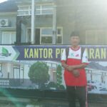 Doc. Sutrisno, konsumen PT Pancanaka Green Semesta, berdiri di depan kantor pemasaran "The Galaxy Cluster" yang beralamat di Jl. Aldebaran IV No. 1, Wates, Ngaliyan, Kota Semarang, Kamis (26/6/2025), sebagai bagian dari dokumentasi upaya hukum yang didampingi PBH FERADI WPI DPC Kota Semarang. (Foto Dokumentasi: SKD).