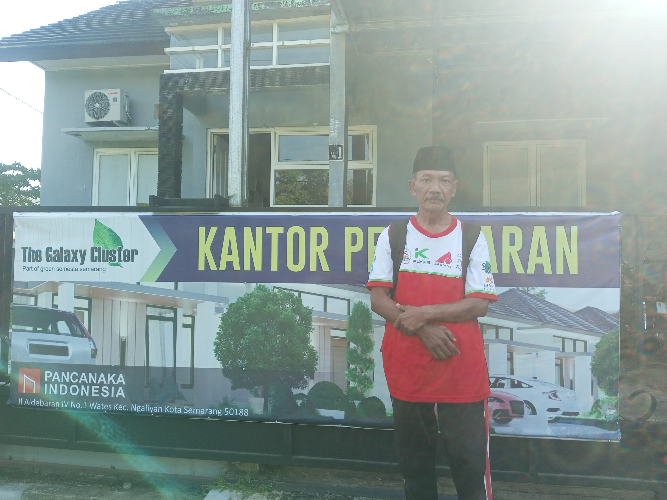Doc. Sutrisno, konsumen PT Pancanaka Green Semesta, berdiri di depan kantor pemasaran "The Galaxy Cluster" yang beralamat di Jl. Aldebaran IV No. 1, Wates, Ngaliyan, Kota Semarang, Kamis (26/6/2025), sebagai bagian dari dokumentasi upaya hukum yang didampingi PBH FERADI WPI DPC Kota Semarang. (Foto Dokumentasi: SKD).