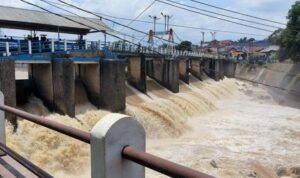 Doc. Ilustrasi aliran air di Bendung Katulampa, Bogor. Foto ini tidak menggambarkan kondisi terkini sebagaimana yang diberitakan pada 8 Juli 2025, namun digunakan untuk memberikan gambaran visual umum terkait peran Bendung Katulampa sebagai indikator banjir untuk wilayah Jakarta dan sekitarnya. Pada Senin malam, tinggi muka air di bendung ini tercatat 60 cm dengan status Siaga 4, menandakan potensi banjir yang masih perlu diwaspadai. (NR – kawanjarinews.com).