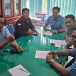 Doc. Ketua YLKAI DPC Kota Semarang Sukindar bersama Amat Priadi saat melakukan audiensi dan mediasi dengan jajaran manajemen PDAM Cabang Semarang Barat, Senin (30/06/2025), membahas solusi atas permasalahan sambungan air bersih warga Taman Puri Sartika. (Foto Dokumentasi: SKD).