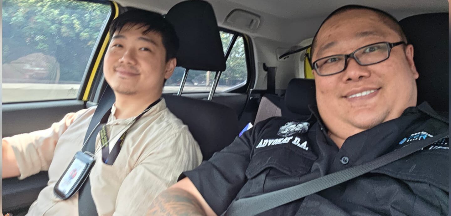 Doc. David Yuwono (kiri) bersama Ketua Umum FERADI WPI, Advokat Donny Andretti, S.H., S.Kom., M.Kom., C.Md., C.PFW., C.MDF. (kanan), dalam perjalanan menuju Pengadilan Negeri Tangerang untuk menghadiri agenda persidangan mewakili Firma Hukum Subur Jaya sebagai kuasa hukum. (Foto Dokumentasi: FERADI WPI Official).