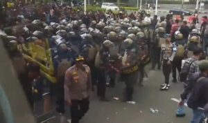 Doc. Sejumlah aparat kepolisian melakukan pengamanan ketat saat aksi damai penolakan kebijakan Zero ODOL di depan Kantor Kementerian Perhubungan, Jakarta, Rabu (2/7/2025). Suasana sempat memanas akibat ketegangan antara massa aksi dan petugas. (Foto Dokumentasi: Taufik Hidayat – Kontributor - kawanjarinews.com).