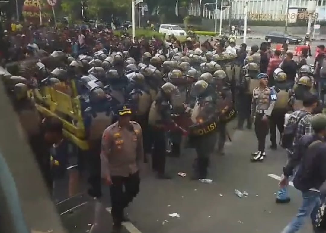 Doc. Sejumlah aparat kepolisian melakukan pengamanan ketat saat aksi damai penolakan kebijakan Zero ODOL di depan Kantor Kementerian Perhubungan, Jakarta, Rabu (2/7/2025). Suasana sempat memanas akibat ketegangan antara massa aksi dan petugas. (Foto Dokumentasi: Taufik Hidayat – Kontributor - kawanjarinews.com).