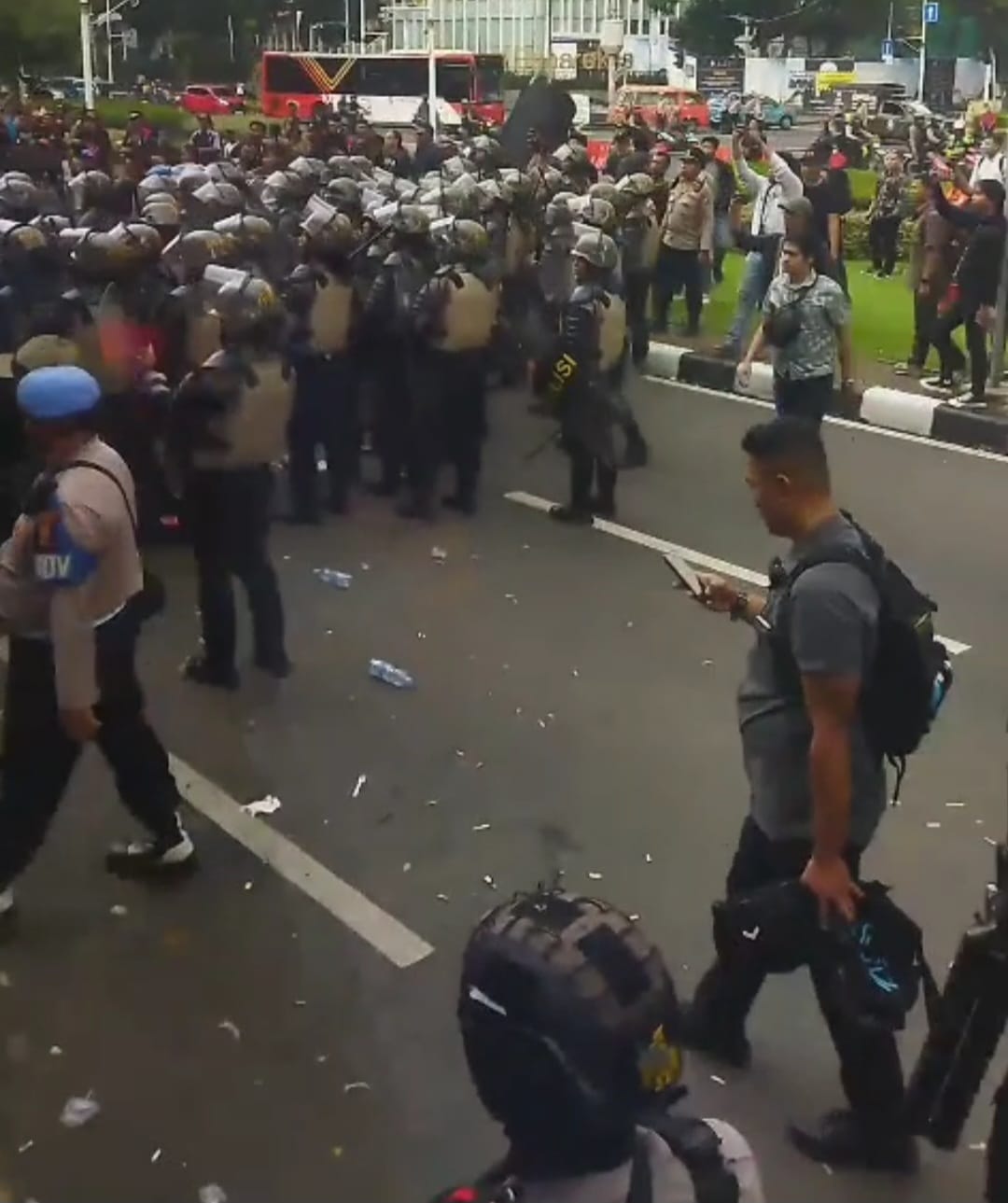 Doc. Barisan aparat kepolisian berupaya membentuk pagar betis untuk menghalau massa aksi yang menolak pemberlakuan penuh kebijakan Zero ODOL. Beberapa peserta aksi diamankan setelah dianggap memicu kericuhan. (Foto Dokumentasi: Taufik Hidayat – Kontributor - kawanjarinews.com).
