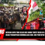 Doc. Suasana demonstrasi ratusan sopir truk di depan gedung pemerintahan, Jakarta, pada aksi damai yang digelar Rabu, 2 Juli 2025. Para sopir menuntut revisi Undang-Undang Lalu Lintas, khususnya penghapusan kriminalisasi terhadap pelanggaran ODOL (Over Dimension Over Loading), serta penetapan tarif angkutan logistik yang adil. Aksi ini mendapat pengawalan ketat dari aparat keamanan dan dilakukan serentak di berbagai kota di Indonesia. (Foto: Taufik -NR – kawanjarinews.com).