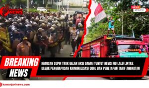 Doc. Suasana demonstrasi ratusan sopir truk di depan gedung pemerintahan, Jakarta, pada aksi damai yang digelar Rabu, 2 Juli 2025. Para sopir menuntut revisi Undang-Undang Lalu Lintas, khususnya penghapusan kriminalisasi terhadap pelanggaran ODOL (Over Dimension Over Loading), serta penetapan tarif angkutan logistik yang adil. Aksi ini mendapat pengawalan ketat dari aparat keamanan dan dilakukan serentak di berbagai kota di Indonesia. (Foto: Taufik -NR – kawanjarinews.com).