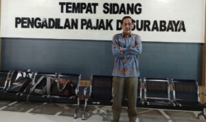 Doc. Yulianto Kiswocahyono, SE., SH., BKP, di depan ruang sidang Pengadilan Pajak Surabaya pada tanggal. Dalam beberapa tahun terakhir, ia aktif menangani perkara sengketa pajak dan turut menyerukan evaluasi terhadap kinerja Direktorat Jenderal Pajak (DJP). Menurutnya, peningkatan jumlah gugatan pajak menunjukkan perlunya reformasi struktural dalam sistem penyelesaian sengketa perpajakan di Indonesia. (Foto Dokumentasi: Eko Wahyu – kawanjarinews.com).