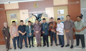 Doc. Pengurus DPD LDII Kota Semarang berfoto bersama dengan Kepala Kejaksaan Negeri Kota Semarang, Chandra Sapto Aji, S.H., M.H., dan jajaran, usai audiensi dan silaturahmi di Kantor Kejari Kota Semarang, Kamis (3/7/2025). Pertemuan membahas peluang sinergi antara LDII dan Kejaksaan dalam mendukung stabilitas sosial dan pembangunan di Kota Semarang. (Foto Dokumentasi: Sukidar).