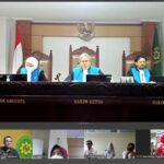 Doc. Tangkapan layar suasana sidang antara CV Rose Selular melawan Direktorat Jenderal Pajak (DJP) yang digelar secara daring melalui Zoom di Pengadilan Pajak. Majelis hakim yang memimpin persidangan terdiri dari Hakim Ketua dan dua Hakim Anggota, sementara para pihak tampak mengikuti jalannya sidang dari lokasi masing-masing. (Foto Dokumentasi: Eko Wahyu – kawanjarinews.com).