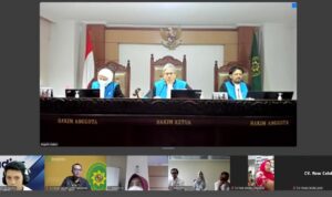 Doc. Tangkapan layar suasana sidang antara CV Rose Selular melawan Direktorat Jenderal Pajak (DJP) yang digelar secara daring melalui Zoom di Pengadilan Pajak. Majelis hakim yang memimpin persidangan terdiri dari Hakim Ketua dan dua Hakim Anggota, sementara para pihak tampak mengikuti jalannya sidang dari lokasi masing-masing. (Foto Dokumentasi: Eko Wahyu – kawanjarinews.com).