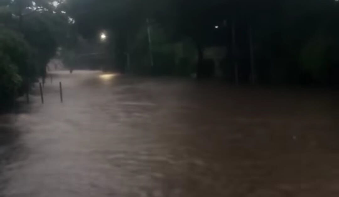 Doc. Genangan air setinggi sekitar 60 cm menutupi seluruh permukaan Jalan Benda Bawah, Jakarta Selatan, Minggu (6/7/2025), tepatnya di depan RM Pagi Sore arah Cipete , Cilandak Timur. Hujan deras yang berlangsung sejak sore hari menyebabkan ruas jalan ini tidak bisa dilalui kendaraan dan membuat lalu lintas lumpuh total. (Foto Dokumentasi: TMC Polda Metro Jaya).