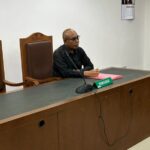 Doc. Kuasa Hukum dari IWPI, Yusman Arifin, S.H., hadir di dalam ruang sidang Pengadilan Negeri Jakarta Pusat dalam agenda sidang perdana perkara perdata nomor 406/Pdt.G/2025/PN Jkt.Pst, pada Selasa (8/7/2025). (Foto Dokumentasi: Eko Wahyu – kawanjarinews.com).