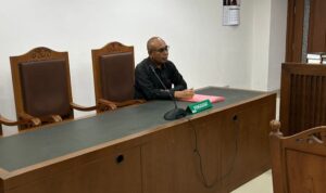 Doc. Kuasa Hukum dari IWPI, Yusman Arifin, S.H., hadir di dalam ruang sidang Pengadilan Negeri Jakarta Pusat dalam agenda sidang perdana perkara perdata nomor 406/Pdt.G/2025/PN Jkt.Pst, pada Selasa (8/7/2025). (Foto Dokumentasi: Eko Wahyu – kawanjarinews.com).