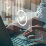 Doc. Ilustrasi seorang pengguna sedang mengakses sertifikat digital melalui laptop, dikelilingi ikon-ikon digital seperti tanda centang, kalender, roda pengaturan, dan dokumen. Di pojok kiri atas, terdapat simbol hijau bertuliskan “CERTIFIED” yang menandakan kelulusan atau sertifikasi resmi. Catatan: Gambar ini hanya ilustrasi dan tidak menggambarkan situasi atau individu sebenarnya. (Iustrasi: Eko Wahyu – kawanjarinews.com).