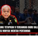 Doc. Ilustrasi kolase yang menampilkan Harli Siregar, Kepala Pusat Penerangan Hukum (Kapuspenkum) Kejaksaan Agung RI, di bagian depan sebagai representasi narasumber utama. Di latar belakang terlihat suasana konferensi pers resmi Kejaksaan Agung pada Kamis, 10 Juli 2025, yang mengumumkan penetapan sembilan tersangka baru dalam kasus dugaan korupsi minyak mentah dan produk kilang PT Pertamina (Persero). Catatan: Gambar ini bersifat ilustratif. Foto Harli Siregar pada bagian depan merupakan hasil pengolahan grafis untuk kebutuhan penyampaian visual berita, sementara latar belakang menampilkan suasana konferensi pers yang sebenarnya. (Ilustrasi: NR – kawanjarinews.com).