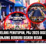 Doc. Suasana keramaian pengunjung di arena Pekan Raya Jakarta (PRJ) 2025, JIEXPO Kemayoran, menjelang penutupan pada 13 Juli 2025. Ribuan warga memadati area pameran untuk berburu diskon besar dari berbagai tenant. Gambar ini merupakan ilustrasi visual dari tingginya antusiasme masyarakat terhadap ajang tahunan yang menjadi pusat perputaran ekonomi dan hiburan musiman di ibu kota. (Ilustrasi: NR - kawanjarinews.com)