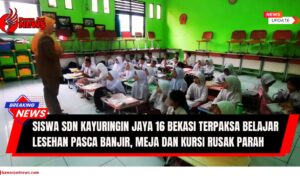Doc. Suasana kegiatan belajar mengajar di SDN Kayuringin Jaya 16, Kota Bekasi, di mana para siswa terpaksa duduk lesehan dengan meja lipat pribadi akibat kerusakan fasilitas pasca-banjir besar Maret lalu. Meja dan kursi yang rusak parah membuat proses pembelajaran dilakukan tanpa perabot standar. (Foto: NR – kawanjarinews.com).