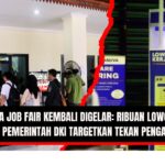 Doc. Suasana Jakarta Job Fair yang kembali digelar di salah satu gedung pusat kegiatan warga Jakarta. Ratusan pencari kerja tampak memadati area pendaftaran dan stan perusahaan yang menawarkan ribuan lowongan kerja dari berbagai sektor industri. Pemerintah Provinsi DKI Jakarta menargetkan kegiatan ini dapat menekan angka pengangguran secara signifikan. (Foto: NR – kawanjarinews.com).