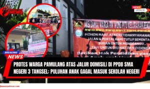 Doc. Spanduk yang menuntut keadilan dalam proses Penerimaan Peserta Didik Baru (PPDB) di SMA Negeri 3 Tangsel. Dalam aksi damai ini, warga menutup akses jalan dan portal sekolah sebagai bentuk kekecewaan atas puluhan anak yang gagal diterima melalui jalur domisili. Mereka membawa poster dan spanduk bertuliskan seruan keadilan serta tuntutan terhadap hak pendidikan anak-anak sekitar sekolah. Aksi ini merupakan bentuk penolakan terhadap sistem seleksi yang dinilai tidak berpihak pada warga lokal. (NR – kawanjarinews.com).