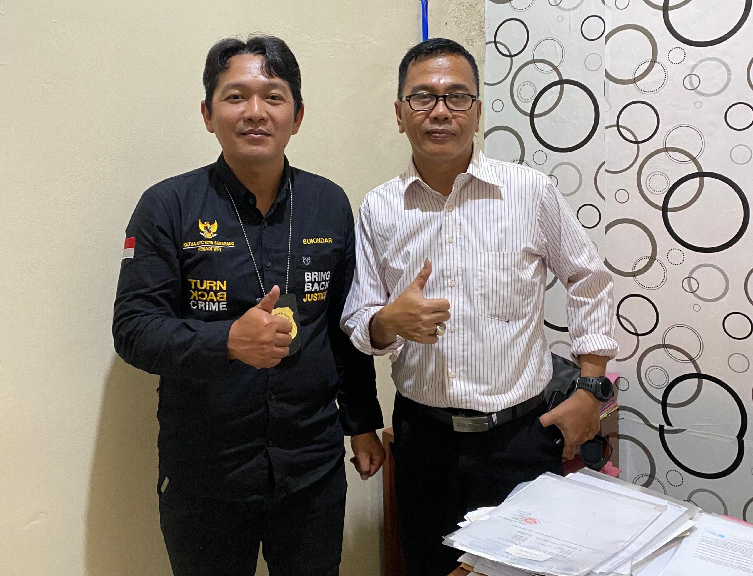 Doc. Ketua PBH FERADI WPI DPC Kota Semarang Sukindar (kiri) bersama Direktur CV. Mandiri Utama Bersama Solusindo Ngaliyan, Bapak Setiawan (kanan), usai pertemuan sinergi penyelesaian permasalahan pertanahan yayasan di Kota Semarang, Rabu (16/07/2025). Pertemuan berlangsung di Kantor CV. Mandiri Utama Bersama Solusindo, Ngaliyan, Kota Semarang. (Foto Dokumentasi: FERADI WPI Semarang).