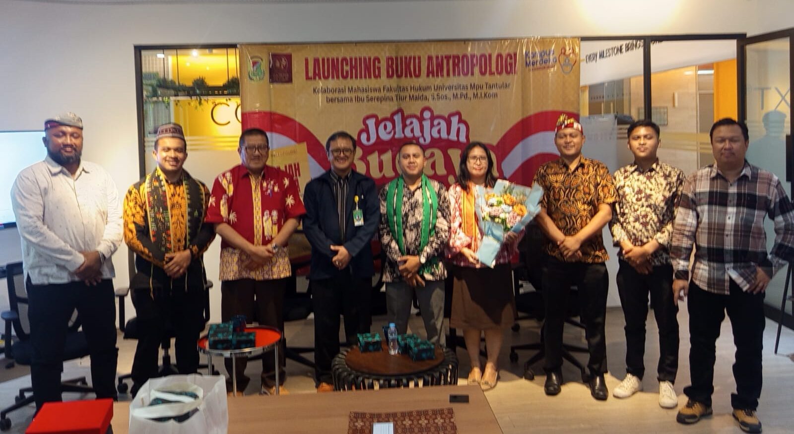 Doc. Suasana peluncuran buku "Jelajah Budaya" pada Sabtu, 19 Juli 2025, bertempat di Cyber 2 Tower, Jakarta Selatan. Kegiatan ini merupakan hasil kolaborasi mahasiswa Fakultas Hukum Universitas MPU Tantular bersama dosen pengampu, Serepina Tiur Maida, S.Sos., M.Pd., M.I.Kom., sebagai bentuk dokumentasi dan kajian budaya dalam ranah akademik.