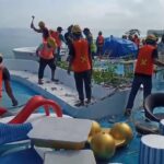 Doc. Petugas menggunakan alat manual untuk membongkar salah satu bangunan permanen di kawasan Pantai Bingin, Bali, yang berada dalam zona sepadan pantai. Pembongkaran ini merupakan bagian dari penegakan aturan tata ruang pesisir sesuai perundang-undangan yang berlaku, namun turut memunculkan kekhawatiran sosial terkait nasib para pekerja yang menggantungkan hidup dari sektor pariwisata di wilayah tersebut. (Foto Dokumentasi: Apridensius Keka).